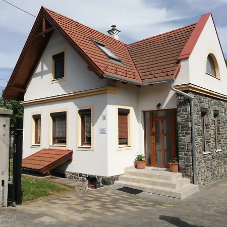 Kuria Nyaralo Case de vacanță *