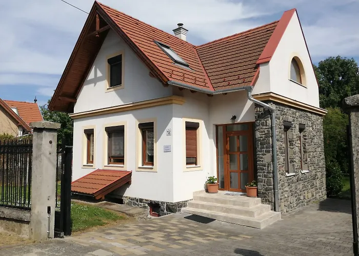 Kuria Nyaralo Case de vacanță *