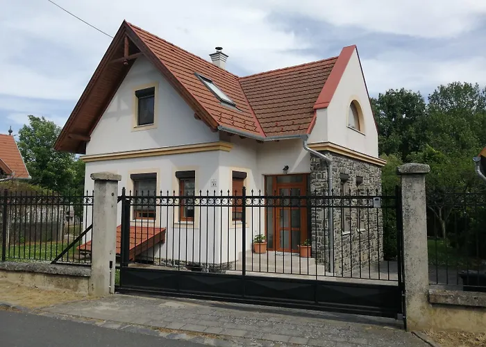 Vakantiehuis Kuria Nyaralo *