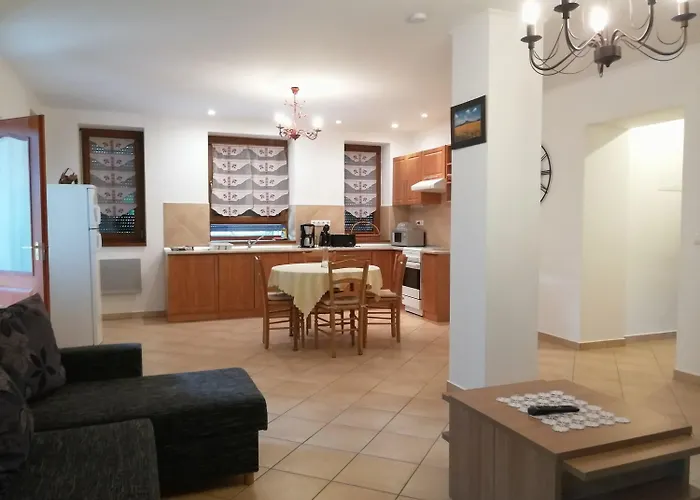 Kuria Nyaralo Case de vacanță